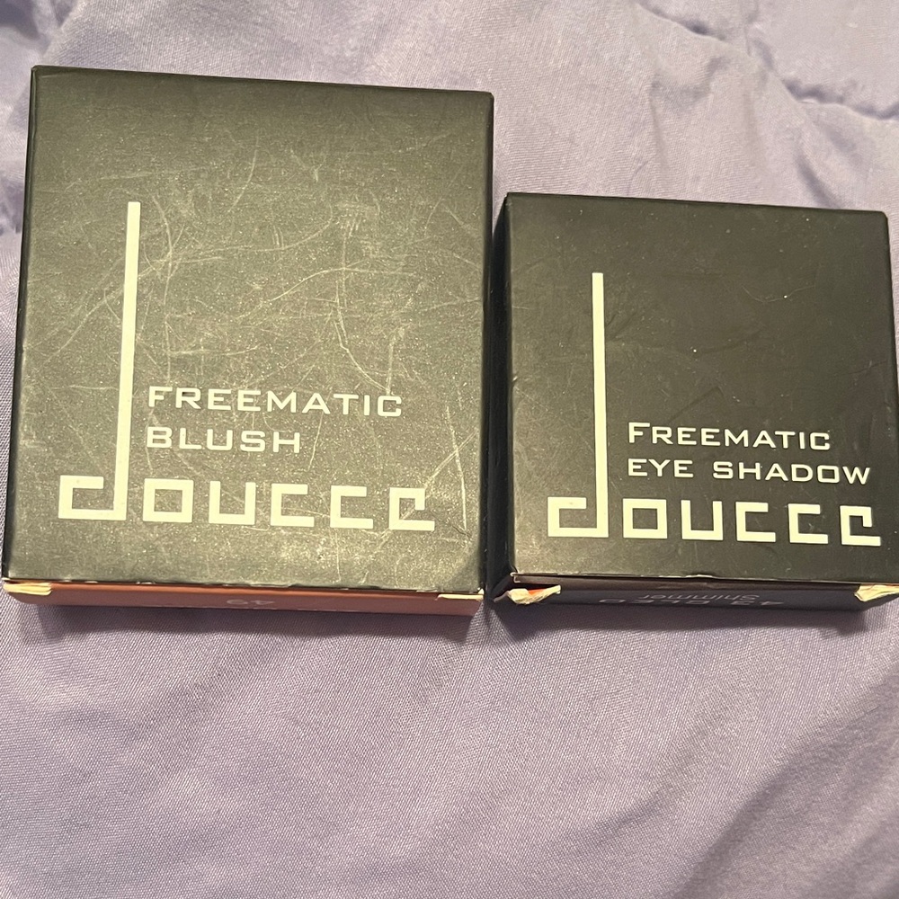 Doucce Freematic Blush and Eye Shadow in Black Packaging